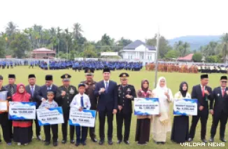 Wali Kota Sawahlunto, Riyanda Putra foto bersama sejumlah penerima beasiswa dan atlet berprestasi usai Upacara Peringatan Hari Sumpah Pemuda ke-98 di Lapangan Bola Kaki Talawi Kota Sawahlunto, Rabu (28/10/2026). (hendra idris)