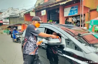 BPBD Kesbangpol Kota Padang Panjang membagikan 1.000 lembar masker kepada masyarakat di enam titik keramaian untuk mengantisipasi dampak kabut asap kebakaran hutan dan lahan (karhutla) yang menurunkan kualitas udara, Kamis.