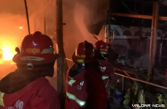 Kebakaran melanda kawasan permukiman padat di Jalan Lolong Karan, RT 002/RW 002, Kelurahan Sungai Sapih, Kecamatan Kuranji, Kota Padang, Selasa malam, hingga menghanguskan sebuah depot air minum, satu rumah, dan satu becak motor.