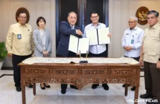 Menteri Ketenagakerjaan, Yassierli saksikan penandatanganan kerjasama dengan Executive Chairman International Manpower Development Organization Japan (IM Japan), Hitoshi Kanamori, di Kantor Kemnaker, Jakarta, Kamis (22/10/2026). (humas)