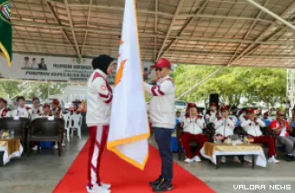 Sekda Batam, Firmansyah serahkan pataka pada pelepasan atlet yang akan berlaga di ajang Porprov Kepri di Dataran Engku Putri, Batam, Selasa (27/10/2026). (humas)