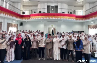 Staf Ahli Bupati Bidang Keagamaan dan Kesra, Getri Ardenis foto bersama dengan jajaran Kementrian Haji dan Umroh serta anggota IPHI Pasbar, usai tasyakuran di Aula Kantor Bupati Pasaman Barat, Rabu (28/10/2026). (robi irwan)