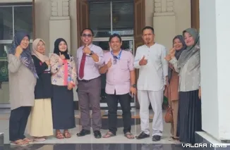 Tim advokat foto bersama dengan para guru honorer usai menerima putusan dari majelis hakim. (Dok. Ist)