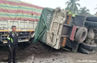 Polisi saat melakukan olah TKP kecelakaan