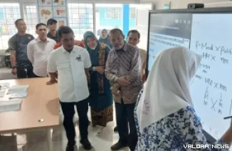 Bupati Solok, Dr. (HC) Jon Firman Pandu, S.H., meninjau pelaksanaan revitalisasi tersebut guna memastikan peningkatan sarana dan prasarana pendidikan berjalan sesuai tujuan.