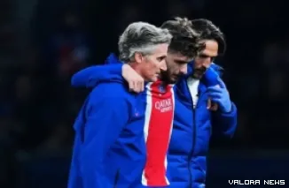 Cristiano Ronaldo memberikan dukungan moral kepada bintang Paris Saint-Germain (PSG), Khvicha Kvaratskhelia, yang mengalami cedera serius berupa robekan ligamen anterior cruciate (ACL) pada lutut kanannya saat menghadapi Barcelona di Liga Champions.