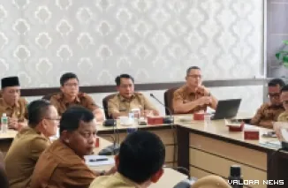 Bupati Padang Pariaman John Kenedy Azis mendesak seluruh organisasi perangkat daerah (OPD) mempercepat pelaksanaan program kerja setelah realisasi serapan anggaran daerah hingga pertengahan Oktober 2026 baru mencapai sekitar 60 persen.