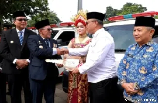 Penyerahan ambulans dilakukan Bupati Tanah Datar setelah peringatan Hari Sumpah Pemuda 2026 di Lapangan Cindua Mato, Batusangkar, Rabu.