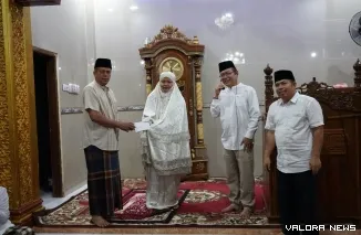Wali Kota Payakumbuh Zulmaeta langsung menginstruksikan dinas terkait meninjau jalan lingkungan yang rusak di Kelurahan Kapalo Koto Ampangan setelah menerima keluhan warga saat kegiatan Subuh Berjamaah di Masjid Al Ihsan, Selasa.