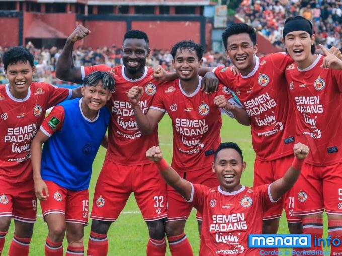 Pemain Semen Padang merayakan kemenangan ketika melumat Persiraja 4-0 di Stadion Agus Salim pada penyisihan grup Minggu lalu. ( Foto : IG)