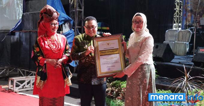 Pj Walikota payakumbuh Jasman saat memberikan piagam penghargaan kepada kapolres kota payakumbuh