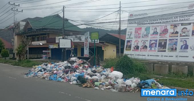 Sampah rumah tangga dibiarkan menumpuk di disisi jalan protokol kota payakumbuh.