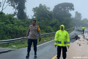 Kapolres 50Kota Ricardo Condrat Yusuf dan Dandim 0306-50 Kota Letkol Inf. Adri Asmara Yudha telah berada di lokasi longsor.