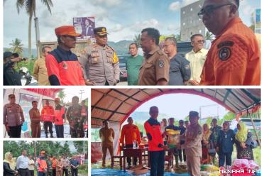 Bupati Safaruddin Dt.Bandaro Rajo saat menyerahkan bantuan darurat bencana ke beberapa Walinagari