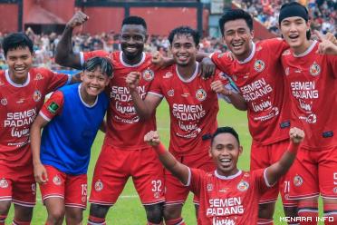 Pemain Semen Padang merayakan kemenangan ketika melumat Persiraja 4-0 di Stadion Agus Salim pada penyisihan grup Minggu lalu. ( Foto : IG)