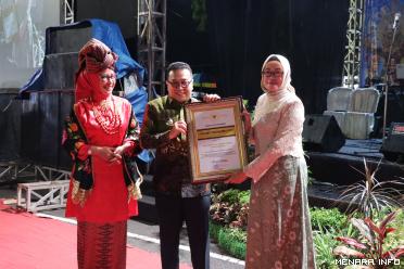 Pj Walikota payakumbuh Jasman saat memberikan piagam penghargaan kepada kapolres kota payakumbuh