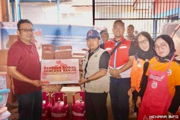 Sales Branch Manager Rayon 4 PT. pertamina patra Niaga Yudhistira saat menyerahkan bantuan kepada Ali Hasan kabid kedaruratan dan logistik BPBD Kabupaten lima puluh kota.