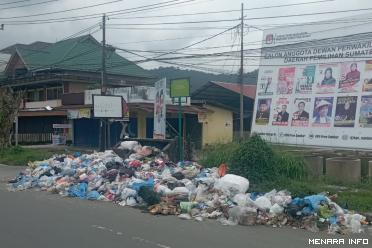 Sampah rumah tangga dibiarkan menumpuk di disisi jalan protokol kota payakumbuh.