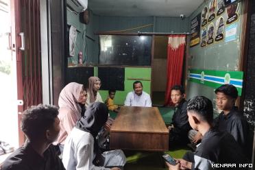 Ketua umum UKM Bisnis dan jajaran berdialog dengan pemilik pabrik Briket Andy
