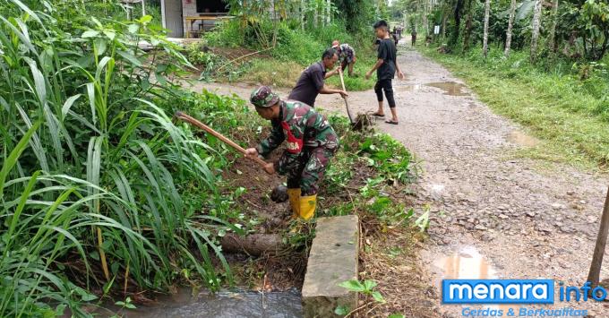 Babinsa Nagari Batu Payung bersama warga masyarakat melaksanakan gotong royong membersihkan Parit