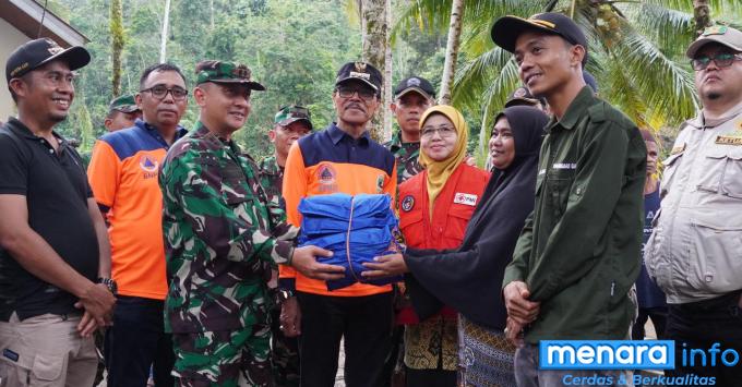 Dandim 0306/50 Kota Bersama Bupati Tinjau dan Serahkan Bantuan Sosial untuk Korban Banjir Di Nagari Galugua