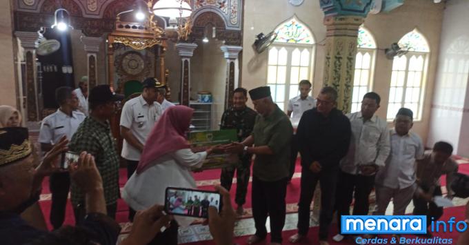 Wakili Dandim, Plt Danramil 02 Pangkalan Dampingi Gubernur Sumbar Serahkan Bantuan Kepada Korban Terdampak Bencana Alam