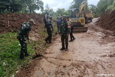 Babinsa 01 Payakumbuh Bersama Dinas PUPR Bersihkan Material Longsor Yang Menutupi Badan Jalan