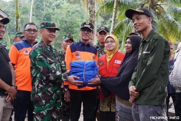 Dandim 0306/50 Kota Bersama Bupati Tinjau dan Serahkan Bantuan Sosial untuk Korban Banjir Di Nagari Galugua