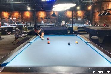 Foto Randi, salah seorang pehoby billiard di Kota Bukittinggi sedang bermain billiard