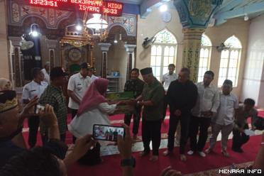 Wakili Dandim, Plt Danramil 02 Pangkalan Dampingi Gubernur Sumbar Serahkan Bantuan Kepada Korban Terdampak Bencana Alam