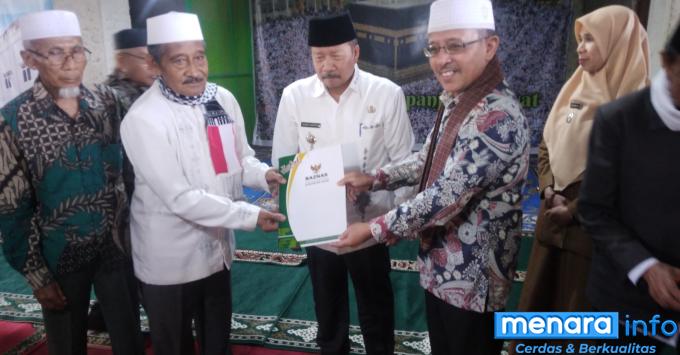 Bupati Agam AWR, pengurus IPHI Agam, Baznas Agam dan Camat Banuhampu, Susi Karmila &gt; foto.nas