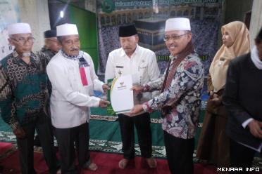 Bupati Agam AWR, pengurus IPHI Agam, Baznas Agam dan Camat Banuhampu, Susi Karmila > foto.nas