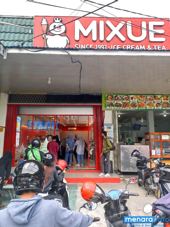 Antusiasme pembeli Mixue Tarok yang sedang grand opening (01/03/24).