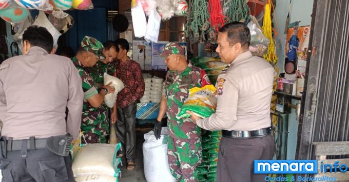 Pantau Harga Sembako, Babinsa Koramil 04 Luak Turun Langsung di Pasar Tradisional