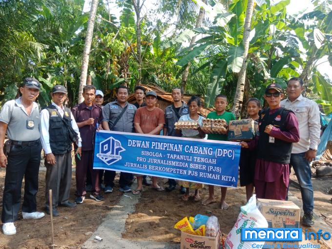 DPC PJS Sibolga-Tapteng saat memberikan bantuan kepada korban bencana alam di Desa Madani, Kec Sorkam kab Tapteng, Selasa (12/03/2024)
