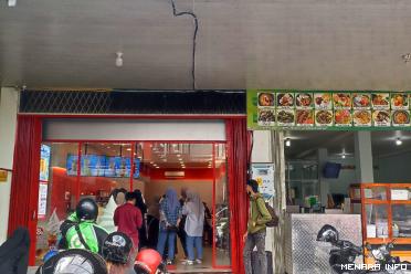 Antusiasme pembeli Mixue Tarok yang sedang grand opening (01/03/24).