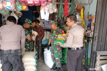 Pantau Harga Sembako, Babinsa Koramil 04 Luak Turun Langsung di Pasar Tradisional