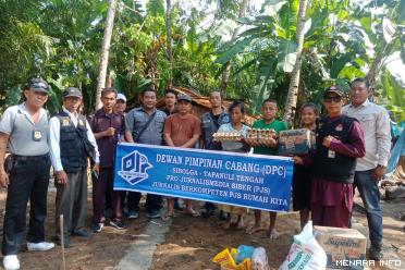 DPC PJS Sibolga-Tapteng saat memberikan bantuan kepada korban bencana alam di Desa Madani, Kec Sorkam kab Tapteng, Selasa (12/03/2024)