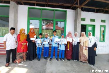 Siswa TK Surya Kids beprestasi fito bersama Kepala Sekolah dan majelis guru