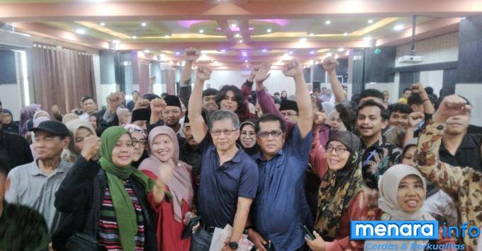 Rocky Gerung foto bersama, para akademisi dan mahasiswa UM Sumbar, foto N