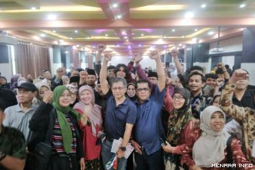 Rocky Gerung foto bersama, para akademisi dan mahasiswa UM Sumbar, foto N