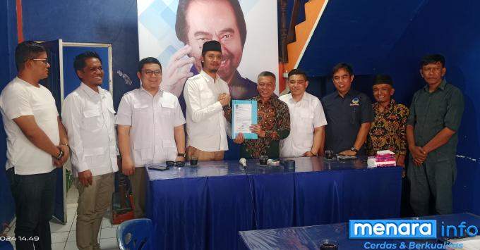 Ketua DPC Partai Gerindra, Erman Safar saat menyerahkan berkas calon Kepala Daerah ke kantor DPD Partai Nasdem Bukittinggi