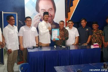 Ketua DPC Partai Gerindra, Erman Safar saat menyerahkan berkas calon Kepala Daerah ke kantor DPD Partai Nasdem Bukittinggi