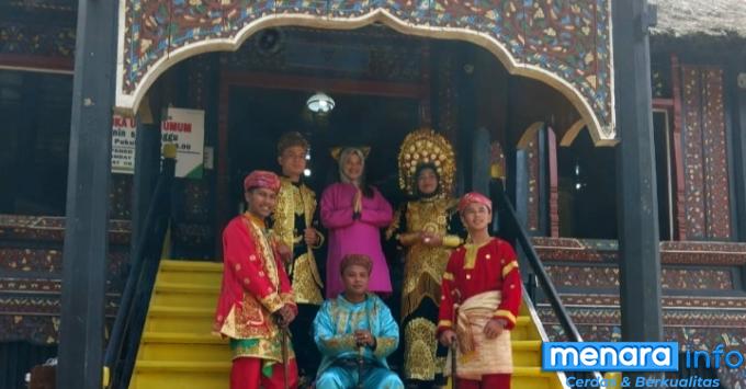 Rumah Adat Baanjuang di TMSBK di Bukittinggi, A