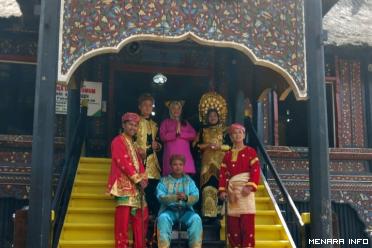 Rumah Adat Baanjuang di TMSBK di Bukittinggi, A