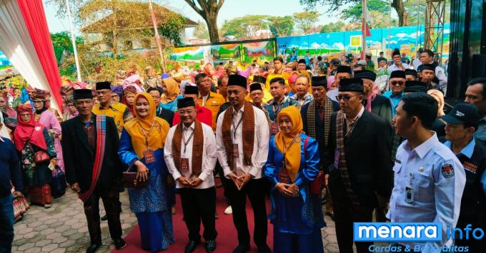 Arak-Arakan Ribuan Pendukung, Pasangan Almaisyar dan Joni Hendri Resmi Mendaftar ke KPU Payakumbuh