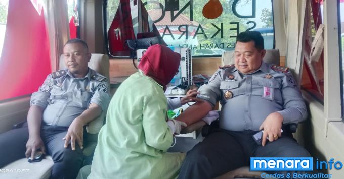 Kepala Lapas Kelas II A Herdianto dan Humas Agung, sedang melakukan  donor darah dalam rangka Hari Pengayoman ke 79 tahun 2024 di Lapas Kelas II A Bukittinggi, Selasa (06/8/2024)