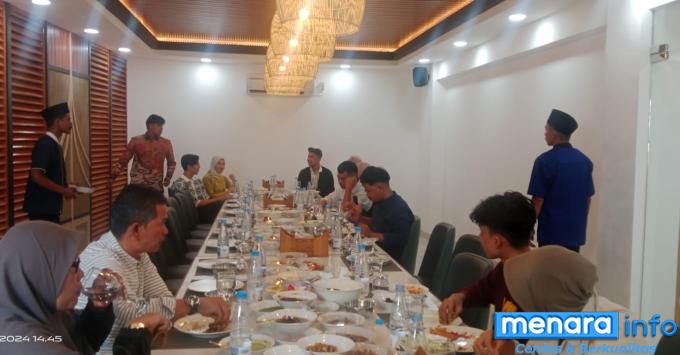 Pengunjung sedang menikmati menu andalan Rumah Makan Gon Raya Lamo Sudirman, Rabu (14/8/2024).