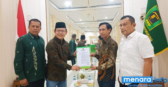 Bendahara Umum DPP Partai PPP Serahkan B1 KWK ke Pasangan Calon Walikota dan Wakil Walikota Payakumbuh DR.dr.Zulmaeta,Sp.OG-KFM - Elzadaswarman,SKM,MPPM