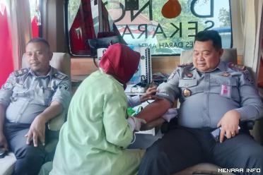 Kepala Lapas Kelas II A Herdianto dan Humas Agung, sedang melakukan  donor darah dalam rangka Hari Pengayoman ke 79 tahun 2024 di Lapas Kelas II A Bukittinggi, Selasa (06/8/2024)
